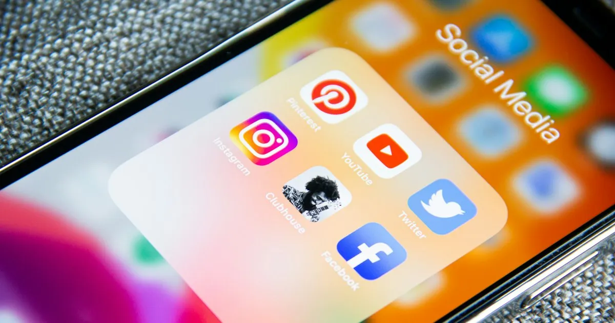 Akıllı telefon ekranında sosyal medya uygulama simgeleri